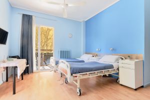 Δίκλινο δωμάτιο στη μονάδα φροντίδας ηλικιωμένων Ίριδα