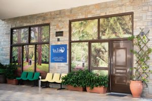 Εξωτερική όψη της μονάδας φροντίδας ηλικιωμένων Ίριδα στην Αγία Παρασκευή