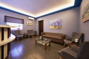 Καθιστικό του οίκου ευγηρίας Ίριδα Αγία Παρασκευή με άνετους καναπέδες