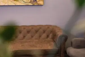 Καθιστικό του οίκου ευγηρίας Ίριδα Αγία Παρασκευή με άνετους καναπέδες