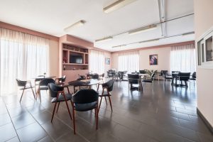 Τραπεζαρία του οίκου ευγηρίας Ίριδα στην Αγία Παρασκευή με φυσικό φως