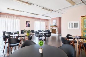 Τραπεζαρία του οίκου ευγηρίας Ίριδα στην Αγία Παρασκευή με φυσικό φως