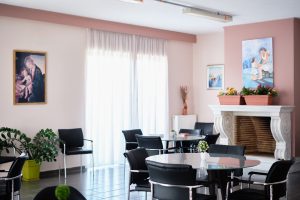 Τραπεζαρία του οίκου ευγηρίας Ίριδα στην Αγία Παρασκευή με φυσικό φως