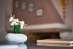 Καθιστικό του οίκου ευγηρίας Ίριδα Αγία Παρασκευή με άνετους καναπέδες