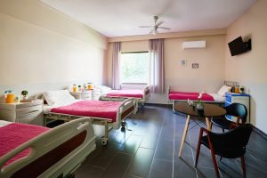 Τετράκλινο δωμάτιο στο γηροκομείο Ίριδα Αγία Παρασκευή με προσεγμένη διαρρύθμιση