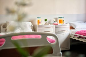 Τετράκλινο δωμάτιο στο γηροκομείο Ίριδα Αγία Παρασκευή με προσεγμένη διαρρύθμιση