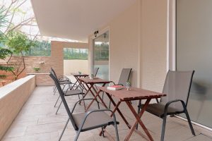 Φωτεινοί εξωτερικοί χώροι του γηροκομείου Ίριδα στο Χαλάνδρι