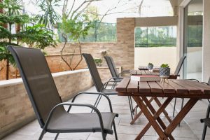 Φωτεινοί εξωτερικοί χώροι του γηροκομείου Ίριδα στο Χαλάνδρι