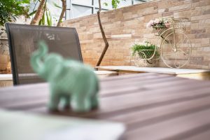 Φωτεινοί εξωτερικοί χώροι του γηροκομείου Ίριδα στο Χαλάνδρι