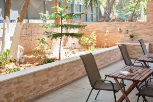 Φωτεινοί εξωτερικοί χώροι του γηροκομείου Ίριδα στο Χαλάνδρι