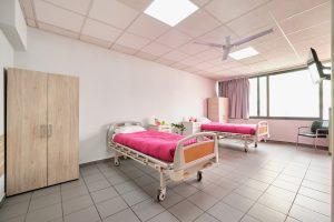 Δίκλινο δωμάτιο στη μονάδα φροντίδας ηλικιωμένων Ίριδα Αθήνα