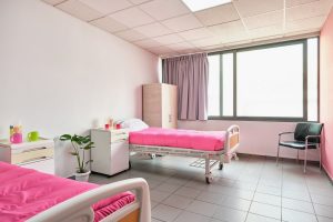 Δίκλινο δωμάτιο στη μονάδα φροντίδας ηλικιωμένων Ίριδα Αθήνα