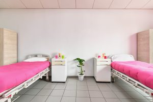 Δίκλινο δωμάτιο στη μονάδα φροντίδας ηλικιωμένων Ίριδα Αθήνα