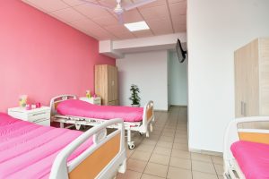 Δίκλινο δωμάτιο στη μονάδα φροντίδας ηλικιωμένων Ίριδα Αθήνα