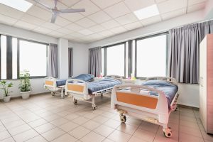 Δίκλινο δωμάτιο στη μονάδα φροντίδας ηλικιωμένων Ίριδα Αθήνα