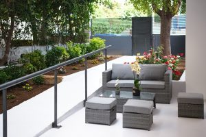 Καθιστικό στον εξωτερικό χώρο του γηροκομείου Ίριδα Palace