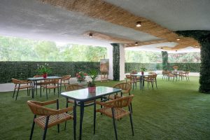 Κήπος και προαύλιος χώρος της μονάδας φροντίδας ηλικιωμένων Ίριδα Palace