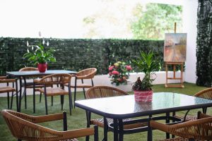 Καθιστικό στον εξωτερικό χώρο του γηροκομείου Ίριδα Palace