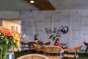 Καθιστικό στον εξωτερικό χώρο του γηροκομείου Ίριδα Palace