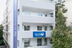 Είσοδος του οίκου ευγηρίας Ίριδα Palace στο Μαρούσι