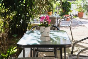 Κήπος και αυλή της μονάδας φροντίδας ηλικιωμένων Ίριδα Μαρούσι