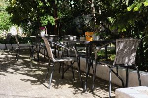 Προαύλιος χώρος με καθιστικά στη μονάδα Ίριδα Μαρούσι