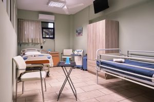 Δίκλινο δωμάτιο στη μονάδα φροντίδας ηλικιωμένων Ίριδα Παγκράτι