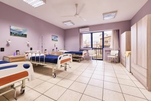 Δίκλινο δωμάτιο στη μονάδα φροντίδας ηλικιωμένων Ίριδα Παγκράτι