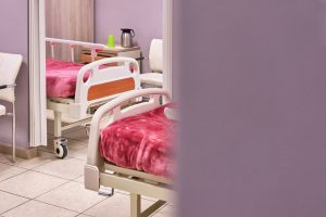 Δίκλινο δωμάτιο στη μονάδα φροντίδας ηλικιωμένων Ίριδα Παγκράτι