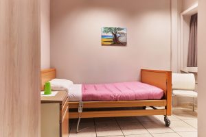 Δίκλινο δωμάτιο στη μονάδα φροντίδας ηλικιωμένων Ίριδα Παγκράτι