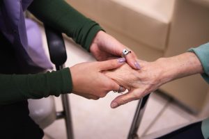 Υποστήριξη και καθημερινή φροντίδα ηλικιωμένων στο γηροκομείο Ίριδα Παγκράτι