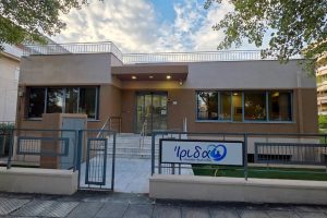 Εξωτερική όψη της μονάδας φροντίδας ηλικιωμένων Ίριδα στο Ηράκλειο Αττικής