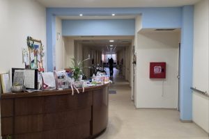 Καθιστικό του οίκου ευγηρίας Ίριδα Ηράκλειο με άνετα καθίσματα