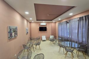 Σαλόνι της μονάδας φροντίδας ηλικιωμένων Ίριδα στο Ηράκλειο Αττικής