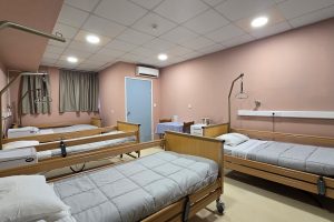 Τετράκλινο δωμάτιο της μονάδας φροντίδας ηλικιωμένων Ίριδα στο Ηράκλειο Αττικής