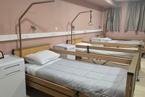 Τρίκλινο δωμάτιο της μονάδας φροντίδας ηλικιωμένων Ίριδα στο Ηράκλειο Αττικής