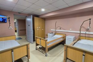 Τρίκλινο δωμάτιο της μονάδας φροντίδας ηλικιωμένων Ίριδα στο Ηράκλειο Αττικής