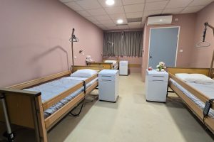 Δίκλινο δωμάτιο της μονάδας φροντίδας ηλικιωμένων Ίριδα στο Ηράκλειο Αττικής