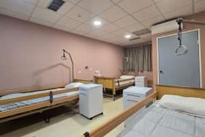 Δίκλινο δωμάτιο της μονάδας φροντίδας ηλικιωμένων Ίριδα στο Ηράκλειο Αττικής