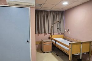 Δίκλινο δωμάτιο της μονάδας φροντίδας ηλικιωμένων Ίριδα στο Ηράκλειο Αττικής