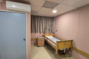 Δίκλινο δωμάτιο της μονάδας φροντίδας ηλικιωμένων Ίριδα στο Ηράκλειο Αττικής