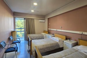 Τρίκλινο δωμάτιο στο γηροκομείο Ίριδα Γλυφάδα