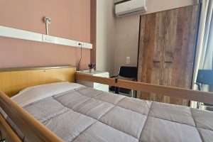 Δωμάτιο στο γηροκομείο Ίριδα Γλυφάδα