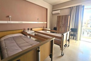 Δίκλινο δωμάτιο στο γηροκομείο Ίριδα Γλυφάδα