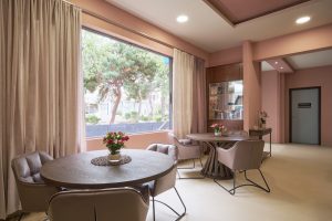 Σαλόνι της μονάδας φροντίδας ηλικιωμένων Ίριδα στο Ηράκλειο Αττικής