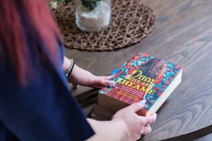 Ανάγνωση στη μονάδα φροντίδας ηλικιωμένων Ίριδα στο Ηράκλειο Αττικής