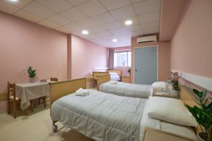 Τρίκλινο δωμάτιο της μονάδας φροντίδας ηλικιωμένων Ίριδα στο Ηράκλειο Αττικής