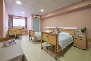 Τετράκλινο δωμάτιο της μονάδας φροντίδας ηλικιωμένων Ίριδα στο Ηράκλειο Αττικής