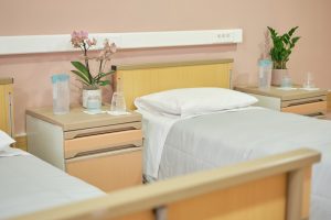 Τετράκλινο δωμάτιο της μονάδας φροντίδας ηλικιωμένων Ίριδα στο Ηράκλειο Αττικής