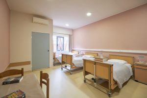 Τρίκλινο δωμάτιο της μονάδας φροντίδας ηλικιωμένων Ίριδα στο Ηράκλειο Αττικής